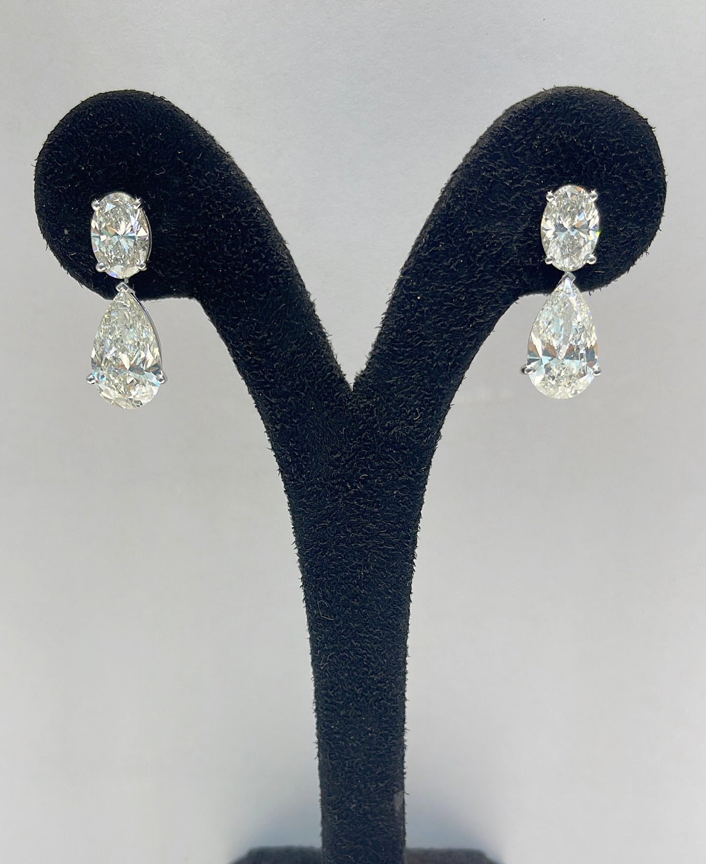 4CT PEAR WITH 2CT OVAL DIAMOND EARRING (LARJS3558)