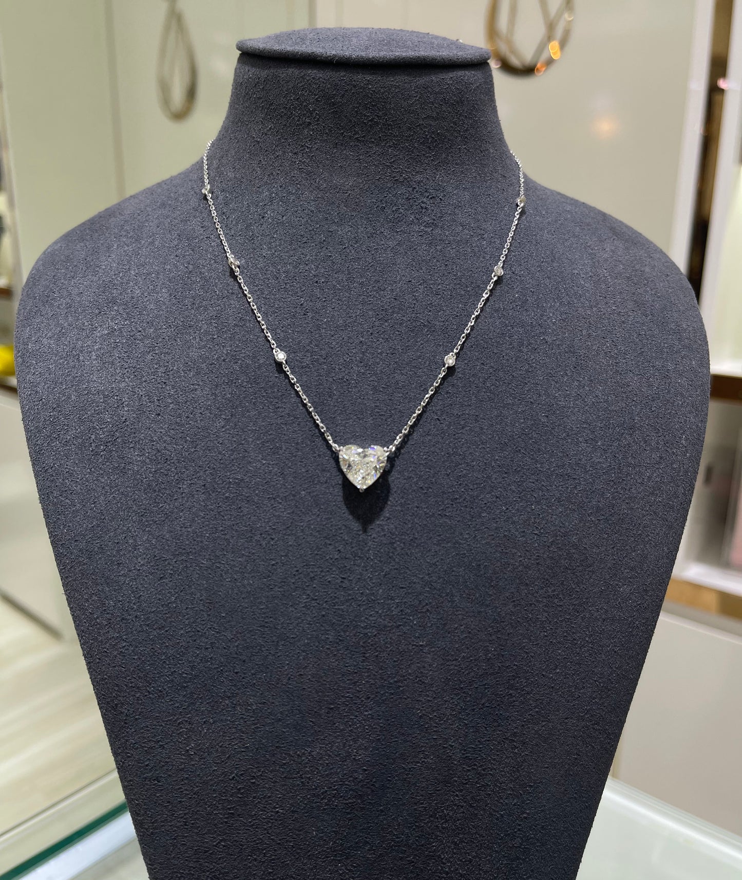 5CT HEART DIAMOND W/ROUND ON SIDE PENDANT (ARJS3544)