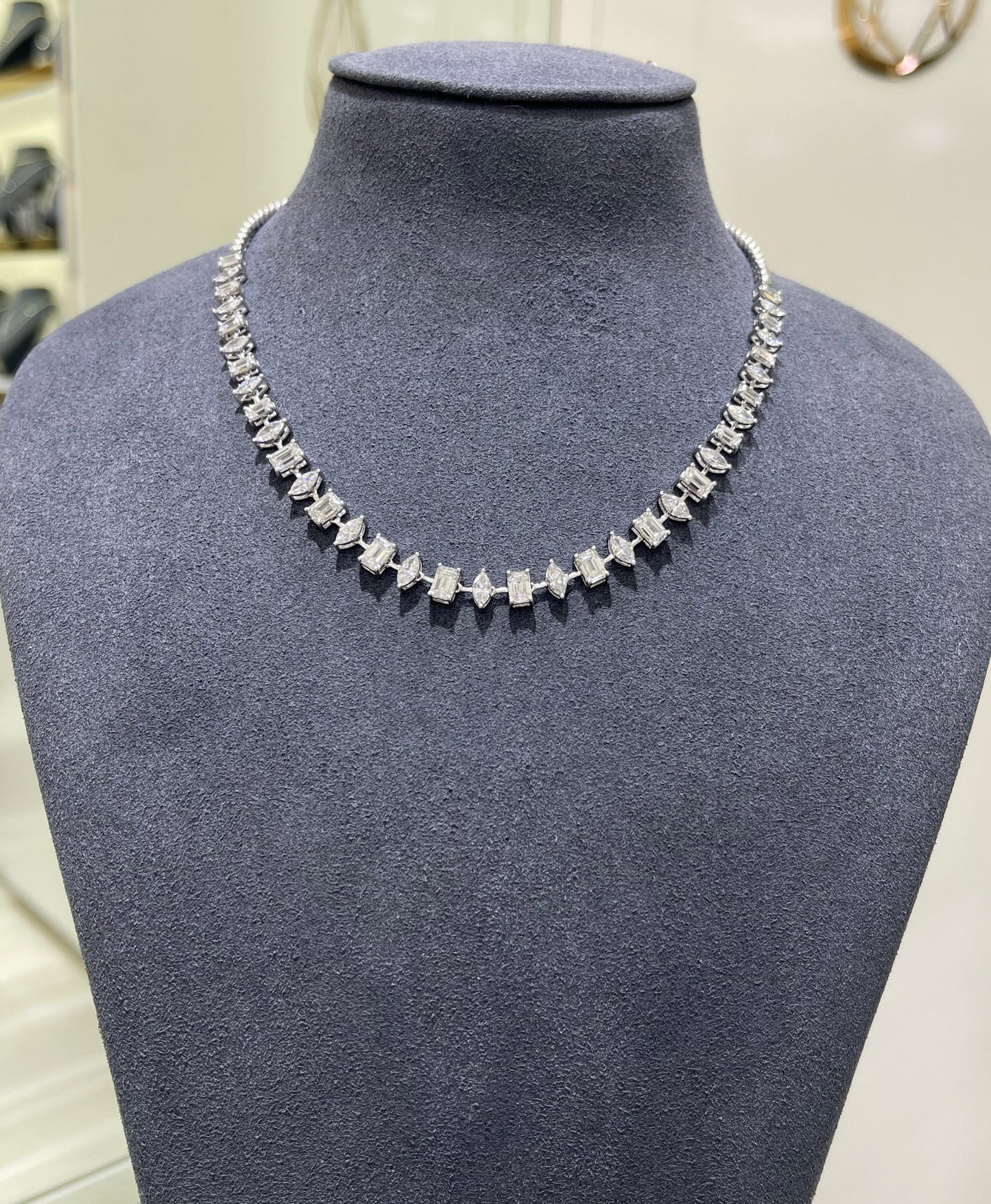 MARQUISE AND EMERALD SOLITAIRE DIAMOND NECKLACE (LARJS3506)