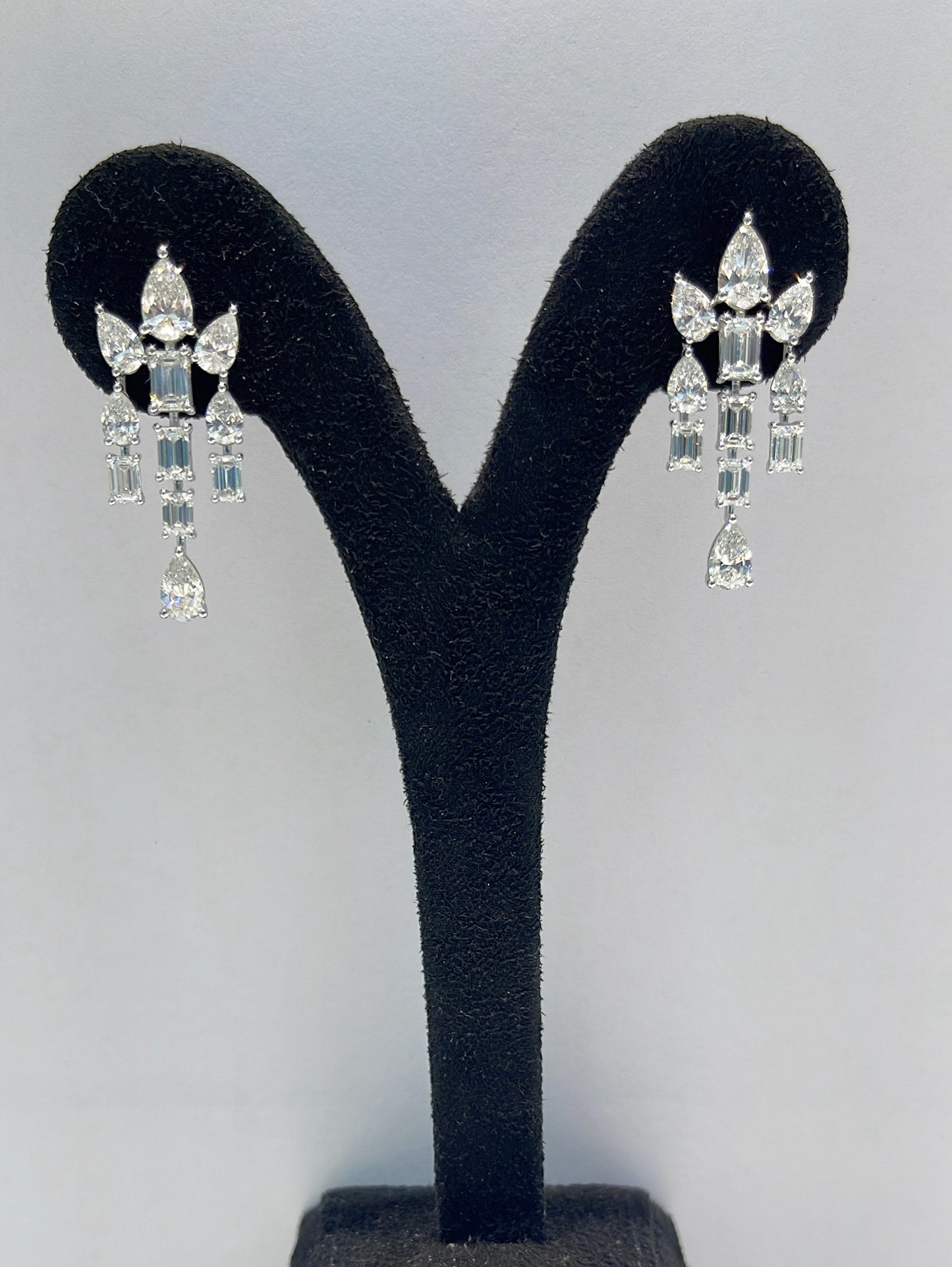 PEAR AND EMERALD DIAMOND EARRING (LARJS3523)