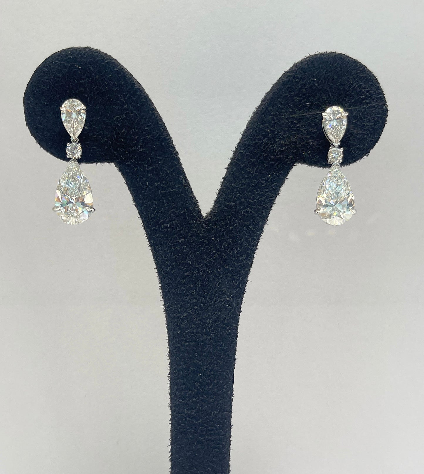 3CT PEAR DIAMOND WITH 70PT PEAR DIAMOND EARRING (LARJS3583)