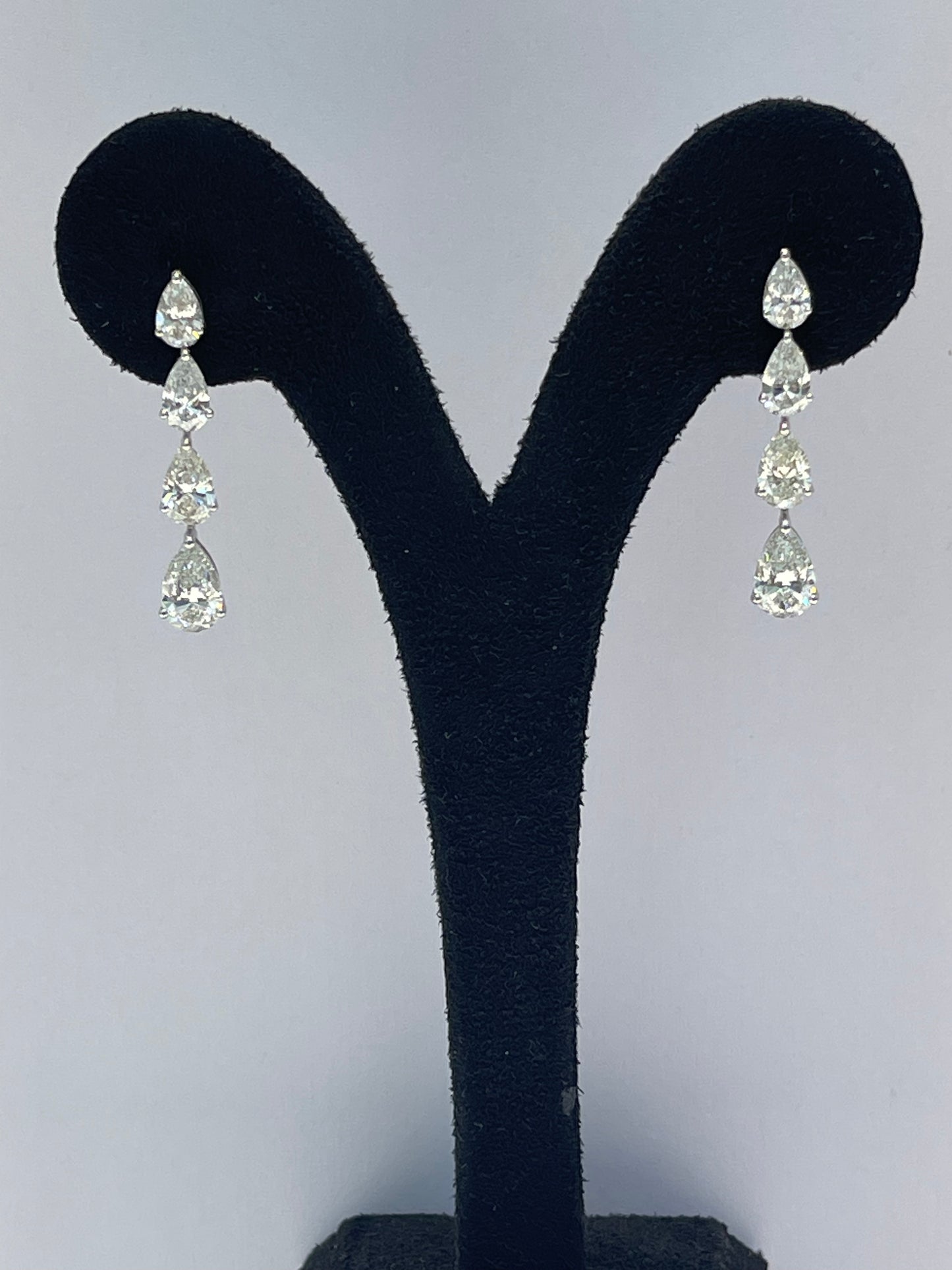 1CT PEAR GRADUATED DIAMOND EARRING (ARJS3437)