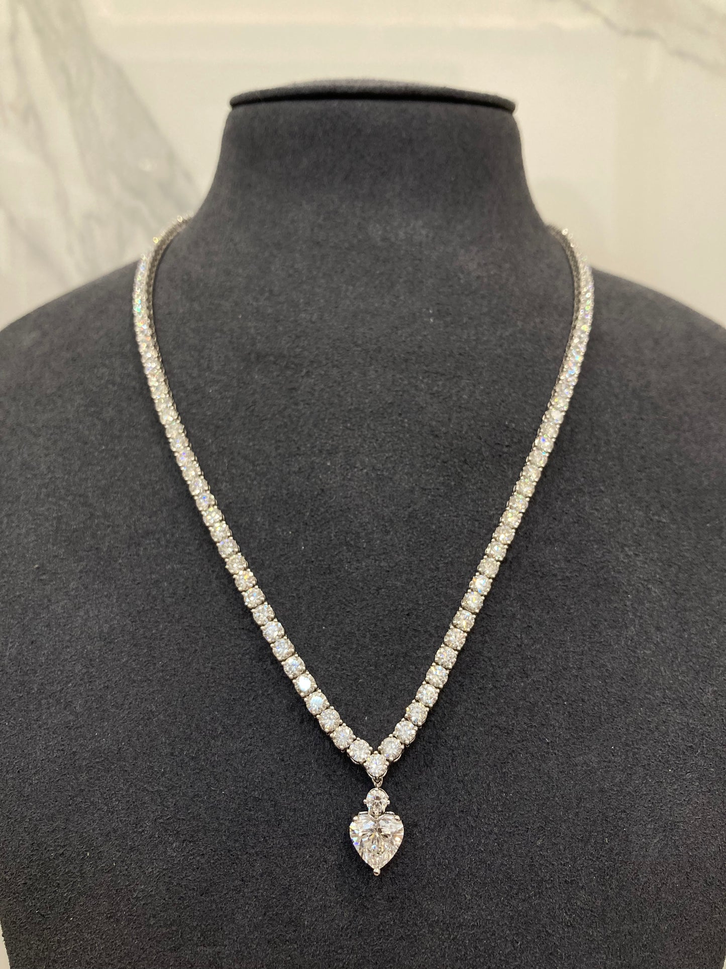 V NECKLACE WITH INTERCHANGABLE PENDANT