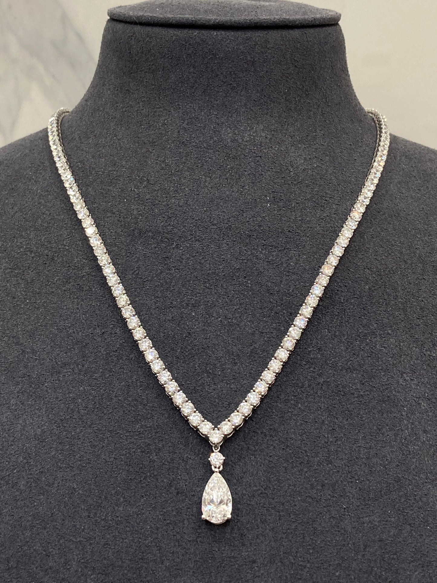 V NECKLACE WITH INTERCHANGABLE PENDANT