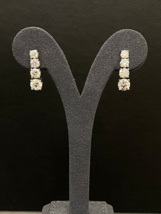1CT ROUND IN GRADUATED EARRING