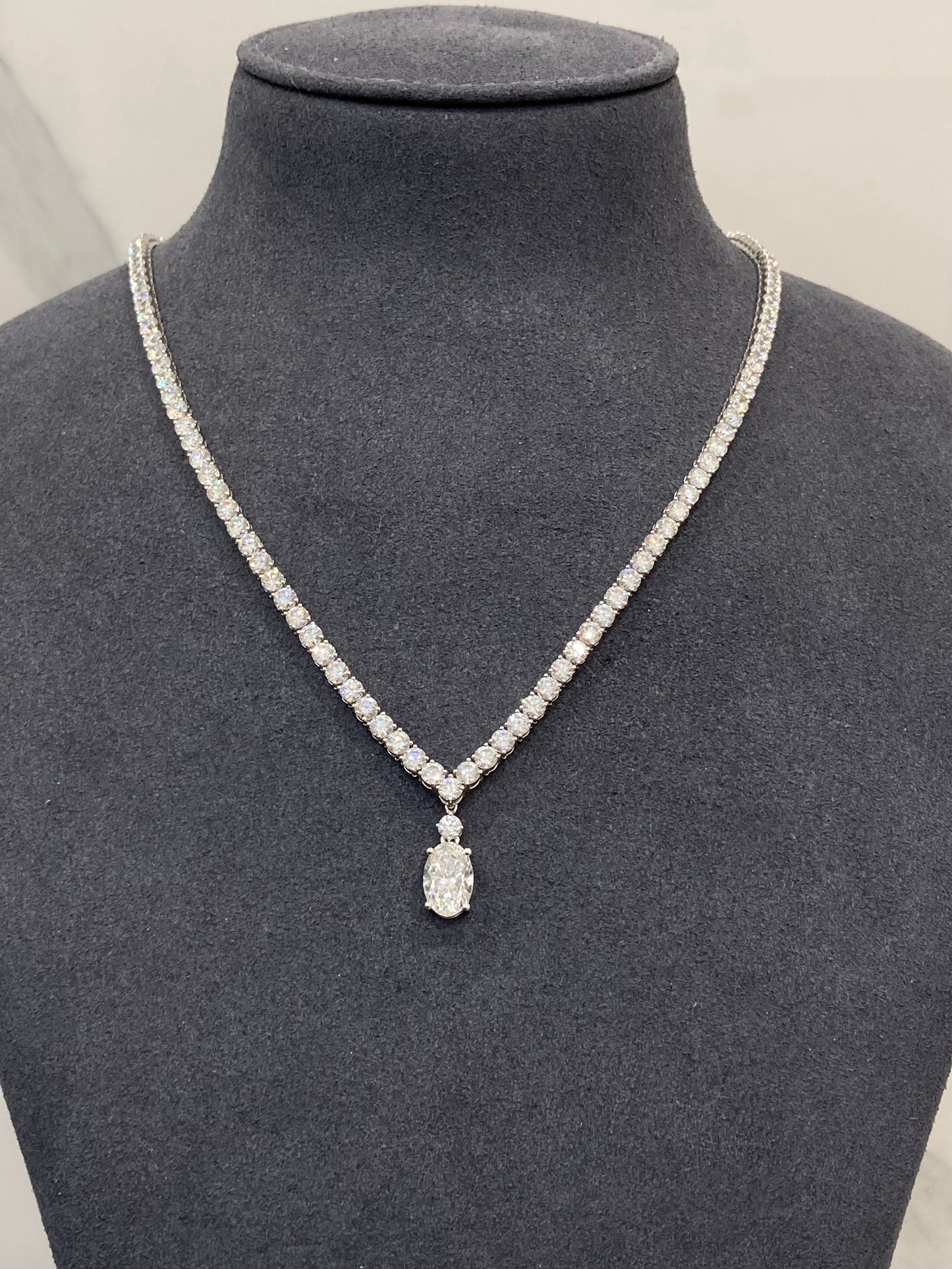 V NECKLACE WITH INTERCHANGABLE PENDANT