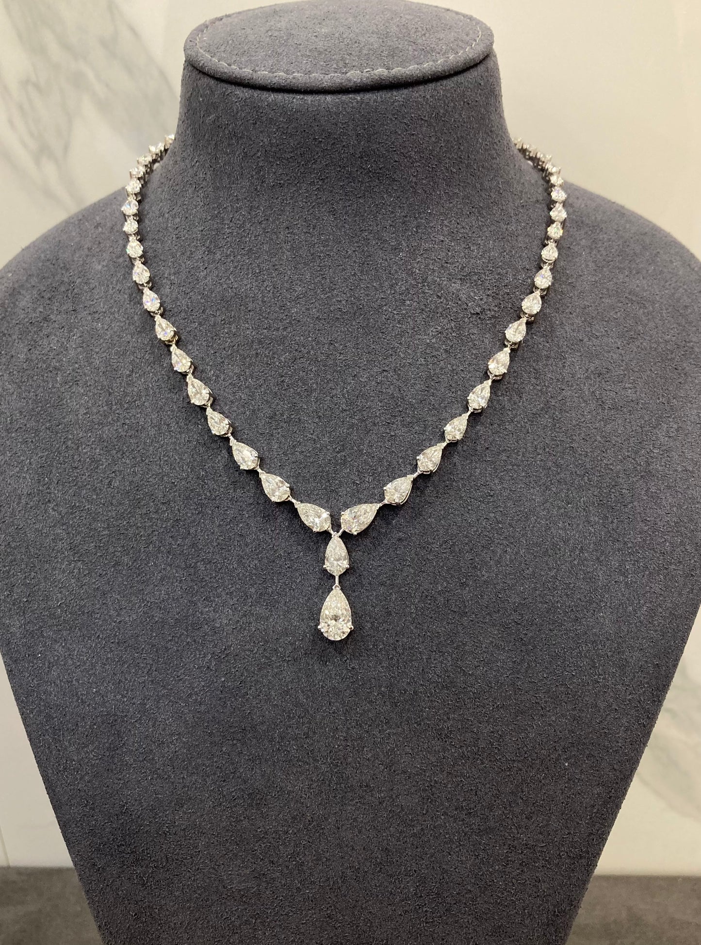 2CT PEAR IN GRADAUTED DIAMOND NECKLACE (CTA1305)