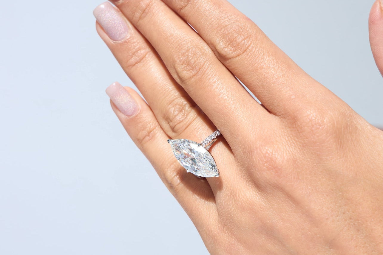 10CT WHITE GOLD MARQUISE WITH SIDE DIAMONDS RING (ARJS3368)