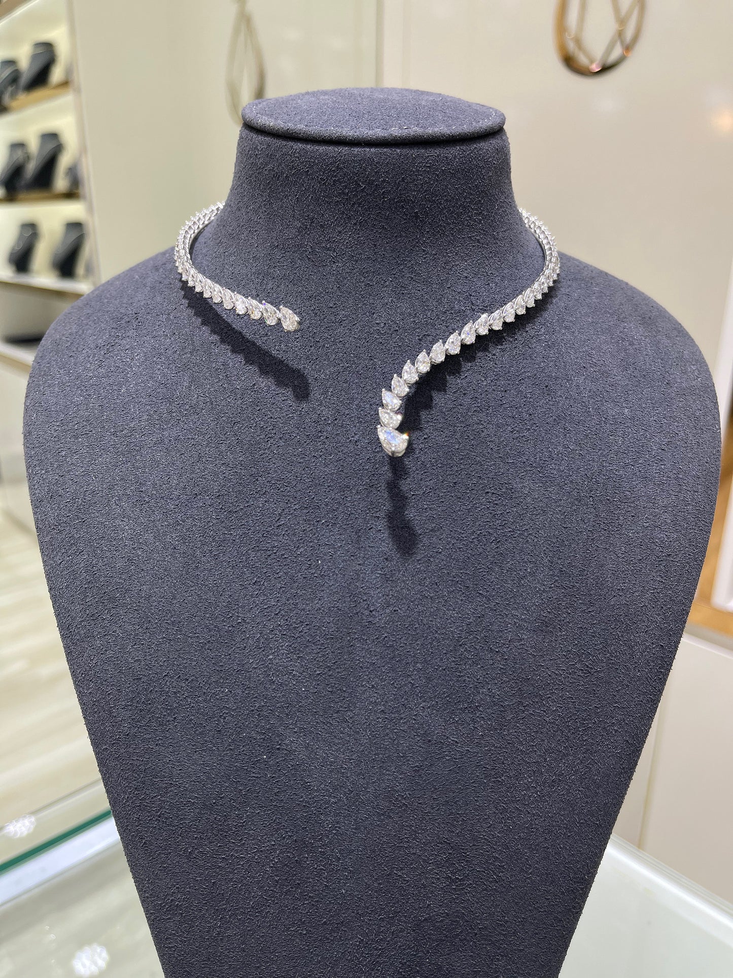 PEAR ONE LINE DIAMOND CHOKER (ARJS3422)