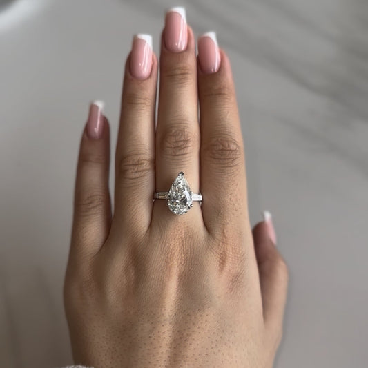 8CT PEAR WITH SIDE BAGUETTE (ARJS3836)