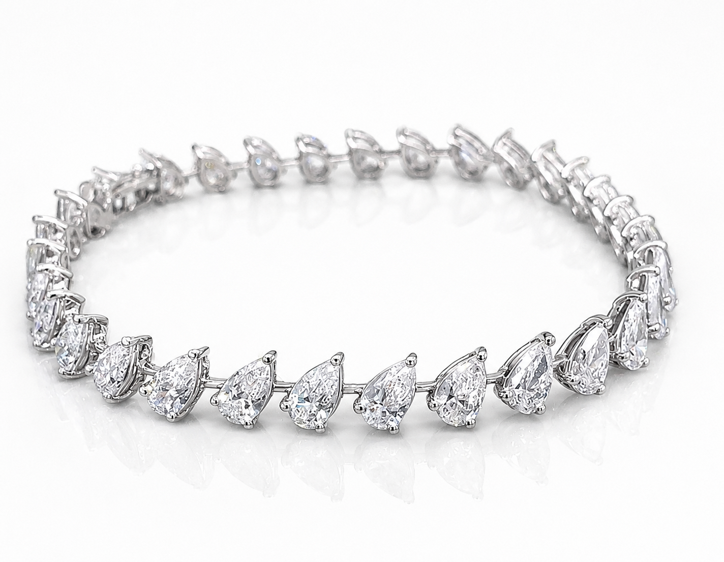 30 POINTER ONE LINE PEAR BRACELET (ARJS3948)