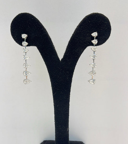 PEAR IN GRADUATED DIAMOND EARRING (LARJS3503)