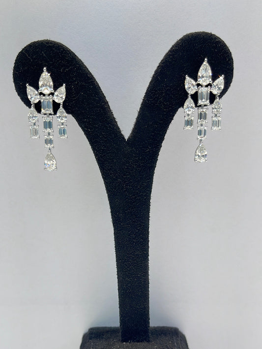 PEAR AND EMERALD DIAMOND EARRING (LARJS3523)