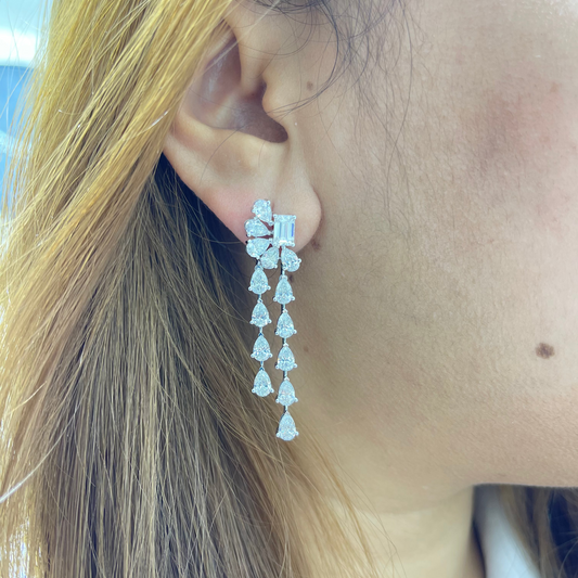PEAR AND EMERALD DIAMOND EARRING (ARJS3332)