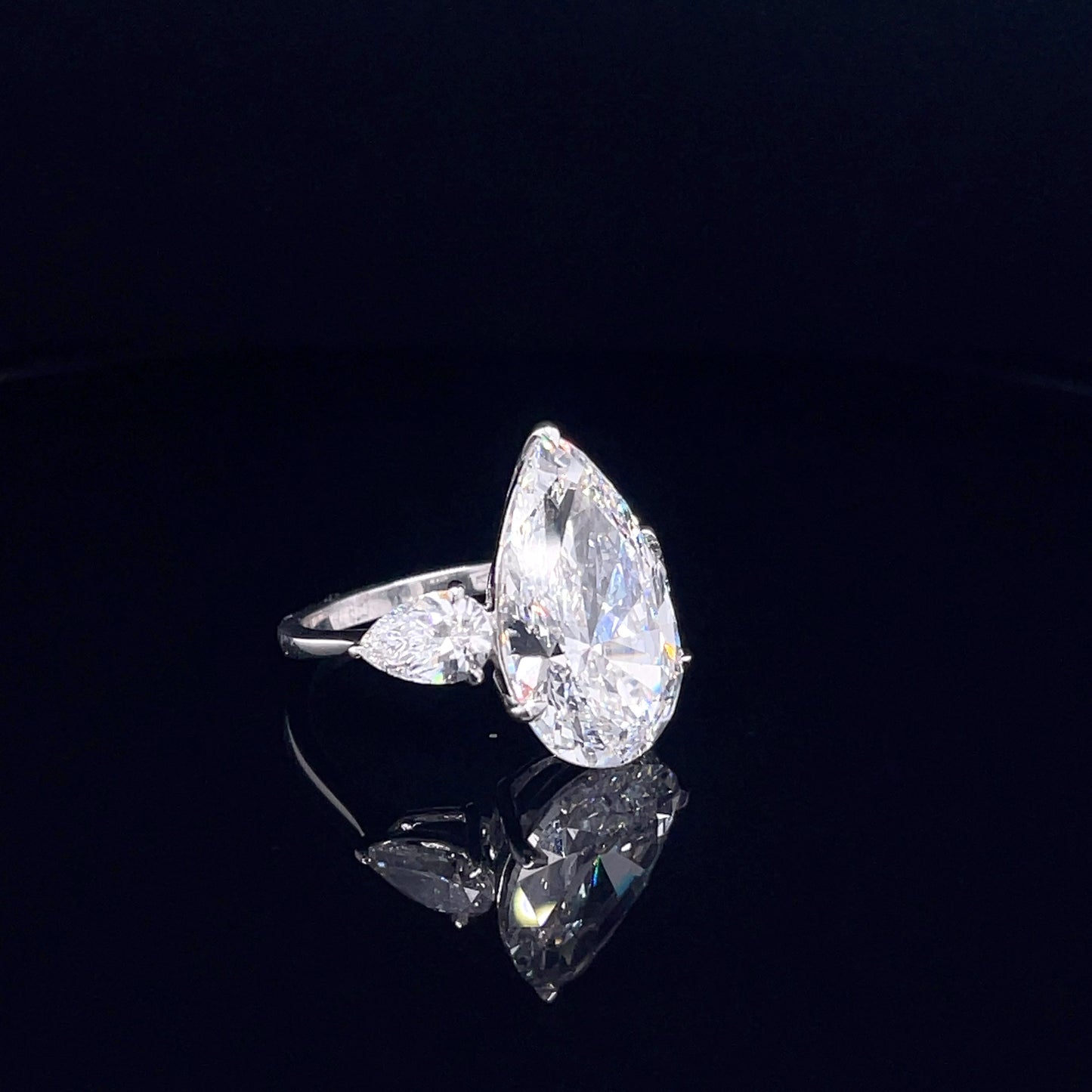 8CT PEAR WITH SIDE BAGUETTE (ARJS3836)