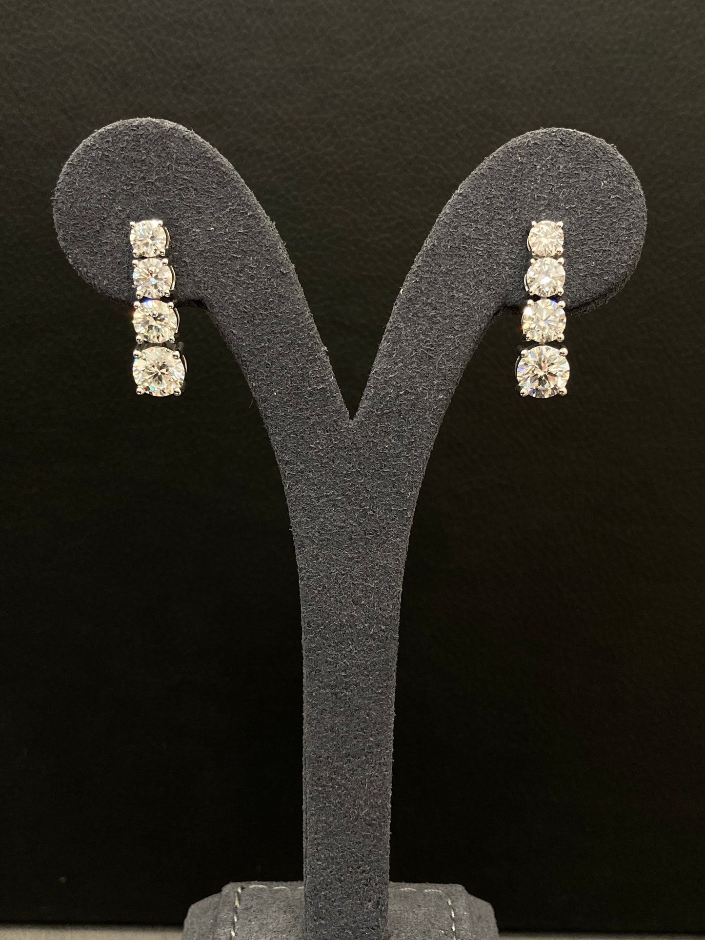 1CT ROUND IN GRADUATED EARRING