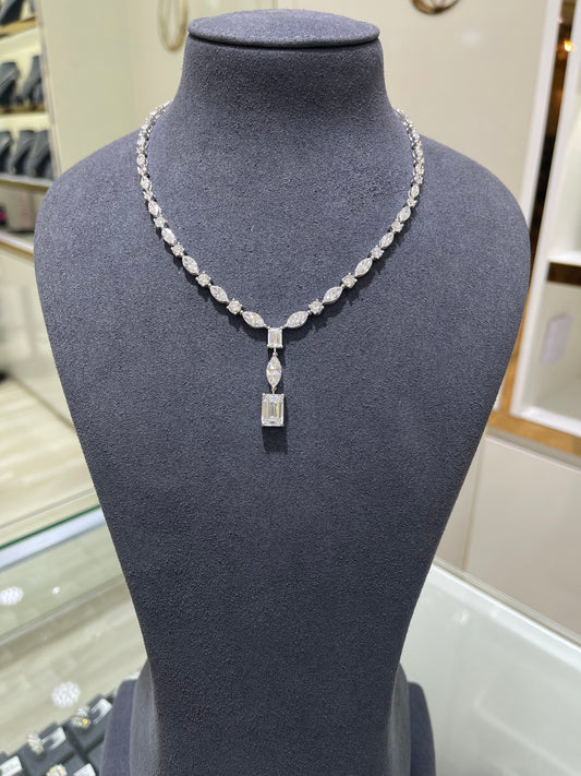 4CT EMERALD WITH MIX SHAPE DIAMOND NECKLACE (ARJS3306)