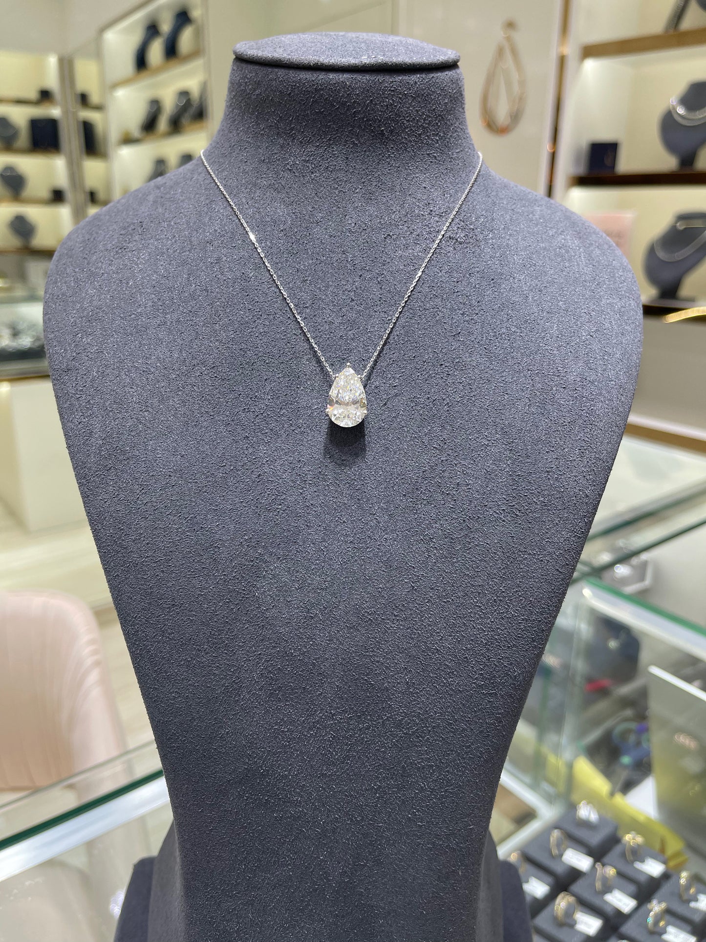 8CT PEAR  DIAMOND PENDANT (ARJS3341)