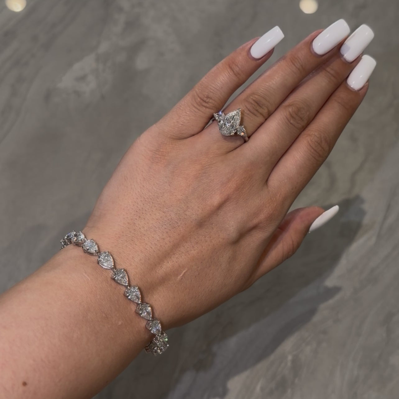 70 POINTER ONE LINE PEAR BRACELET (ARJS3831)