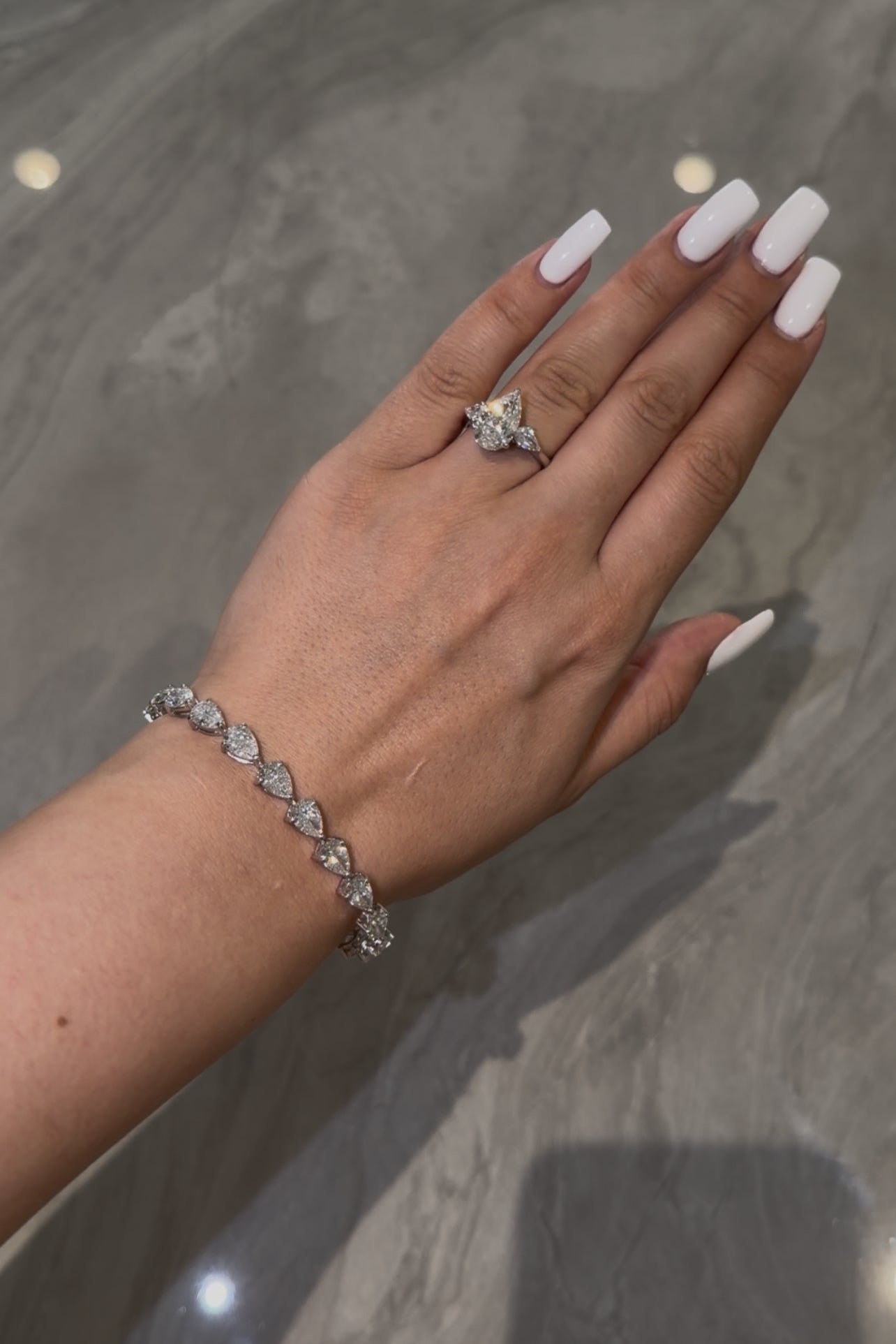 70 POINTER ONE LINE PEAR BRACELET (ARJS3831)