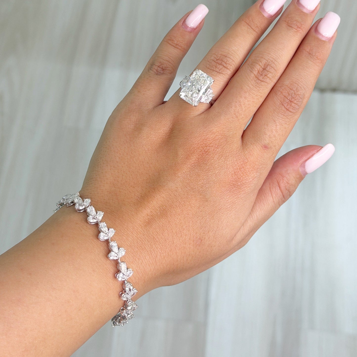 8CT PEAR WITH SIDE BAGUETTE (ARJS3836)
