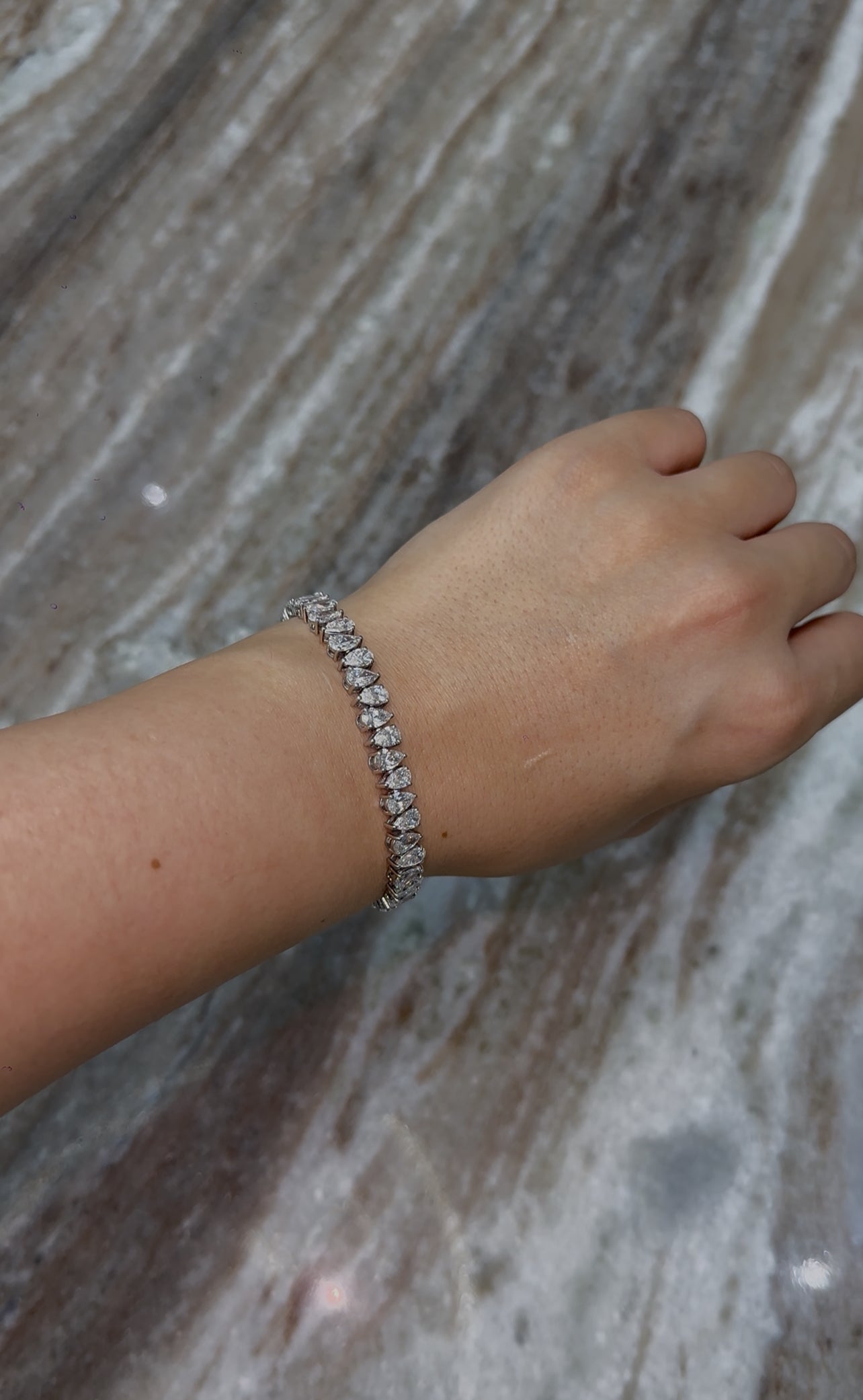 25 PT PEAR UP AND DOWN DIAMOND BRACELET (ARJS3871)