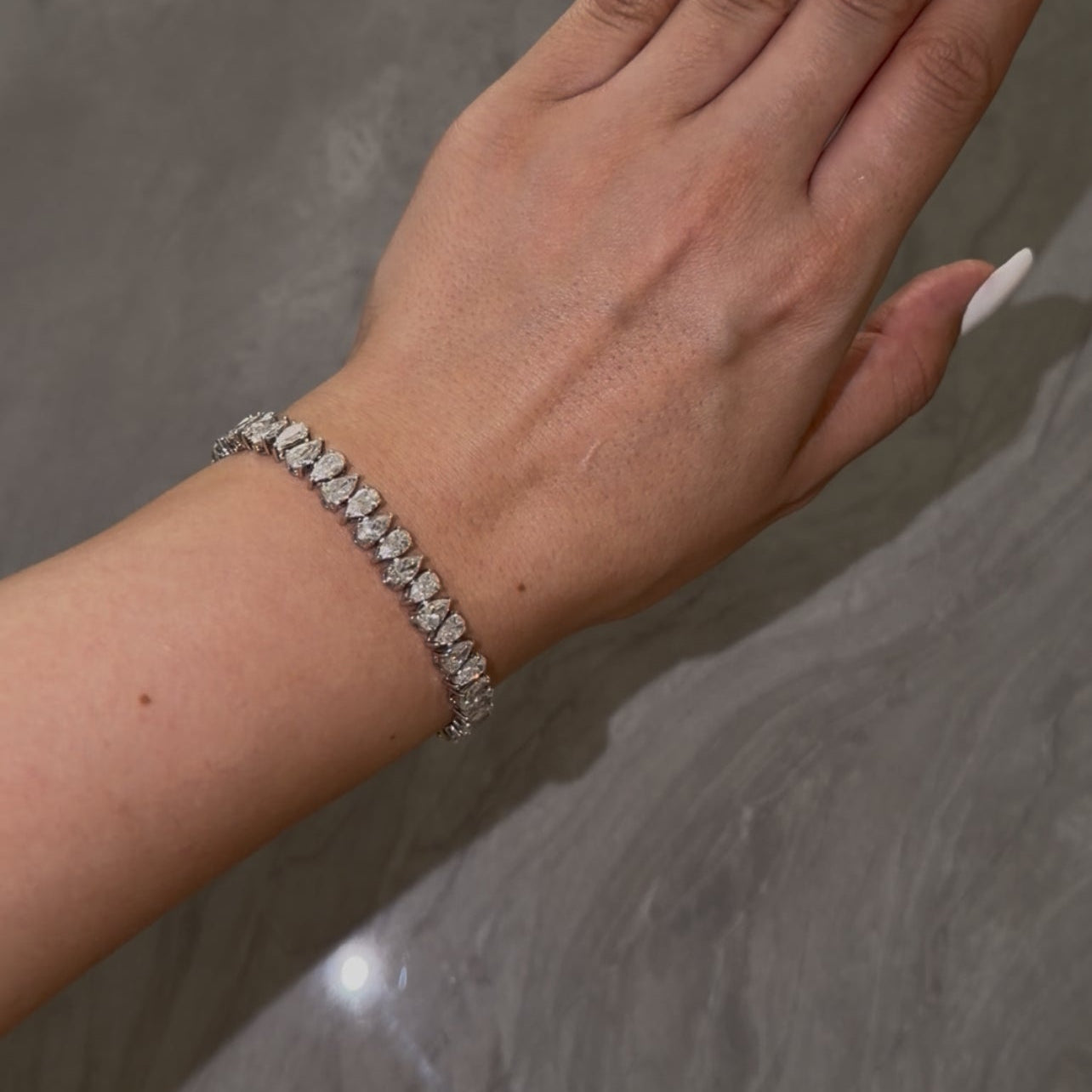 25 PT PEAR UP AND DOWN DIAMOND BRACELET (ARJS3871)