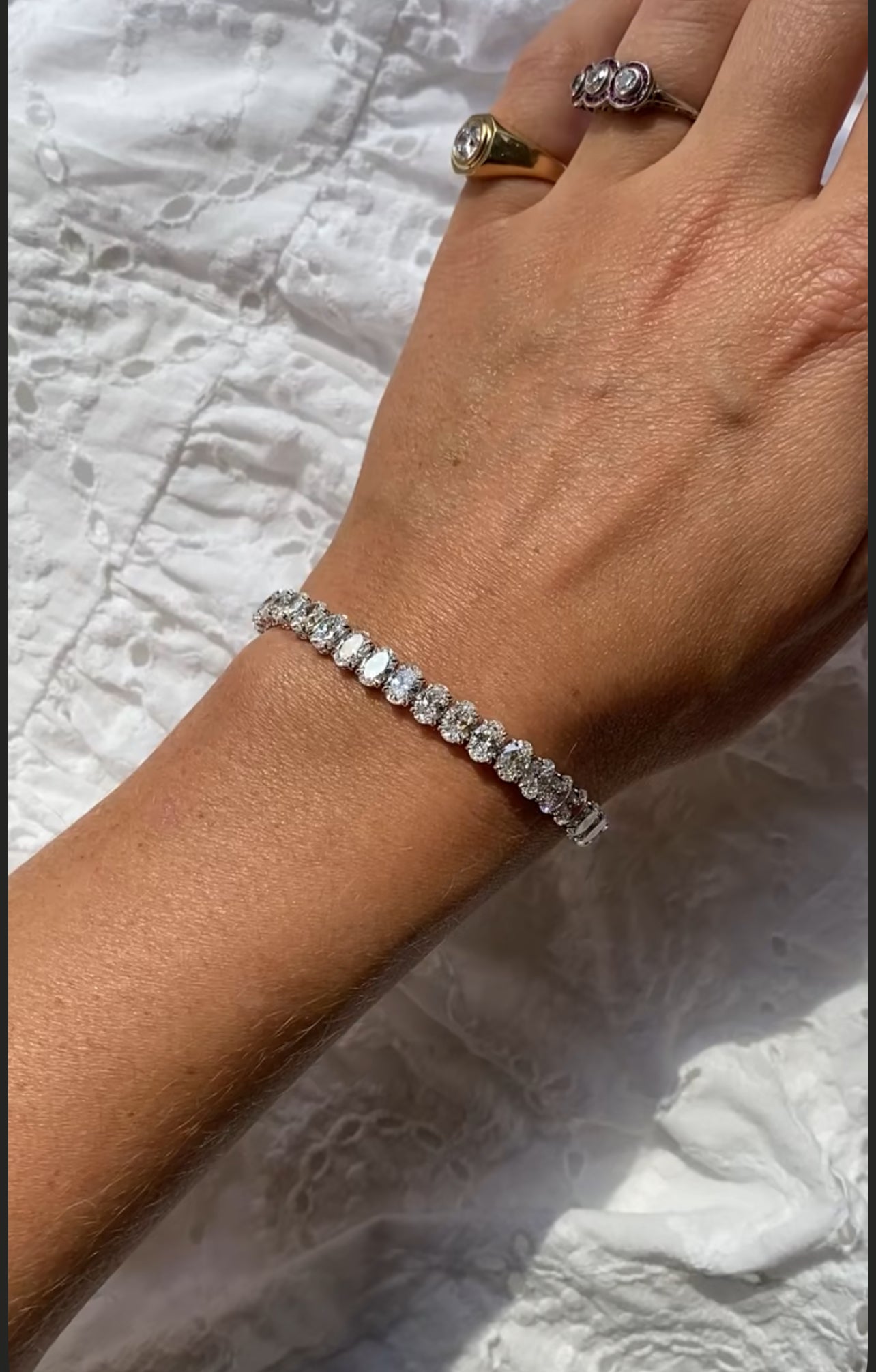 50 Pointer Oval One Line Bracelet (ARJS4069)