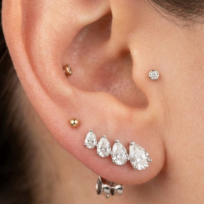 1CT PEAR IN GRADUATED DIAMOND EARRING (LARJS3585)