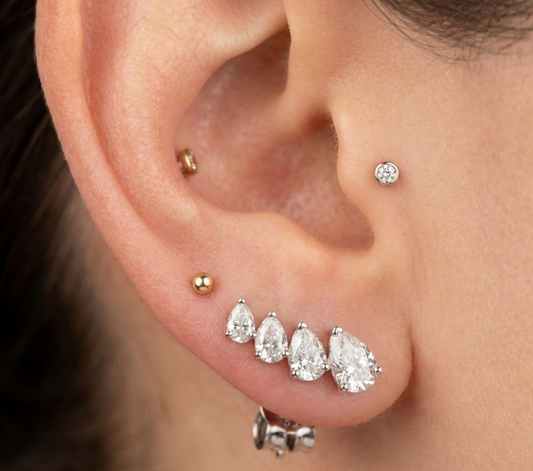 1CT PEAR IN GRADUATED DIAMOND EARRING (LARJS3585)
