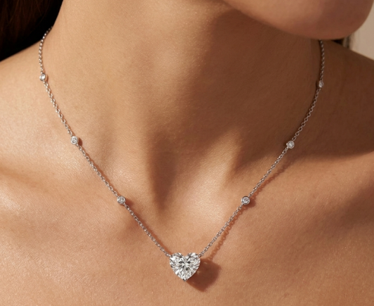 5CT HEART DIAMOND W/ROUND ON SIDE PENDANT (ARJS3544)
