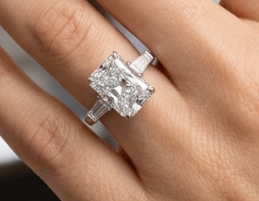 5CT Radiant w. Side Baguette Ring (LARJS3758)