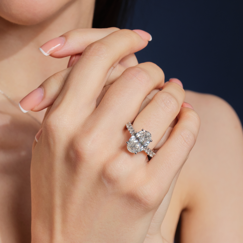 5CT OVAL RING WITH SIDE DIAMOND (ARJS3235)