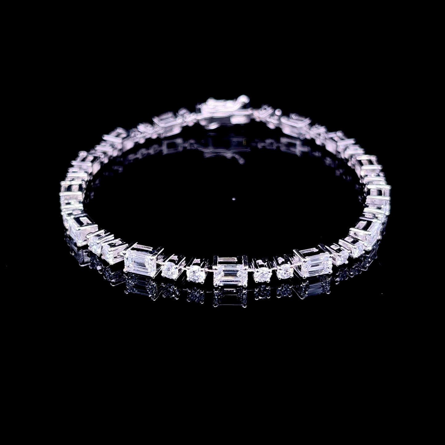 25 Pointer  Emerald & Round Cut Bracelet (ARJS4156)