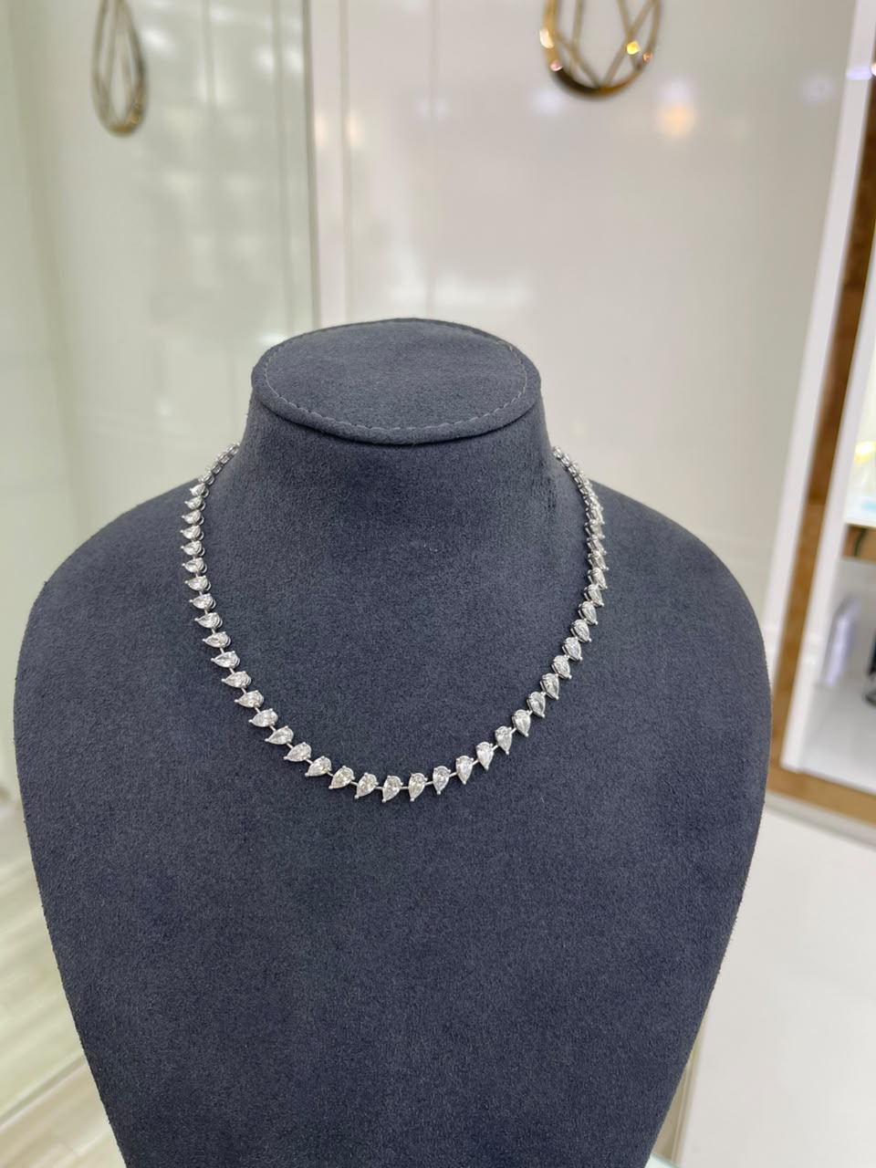 25 Pointer Each Pear One Line Necklace