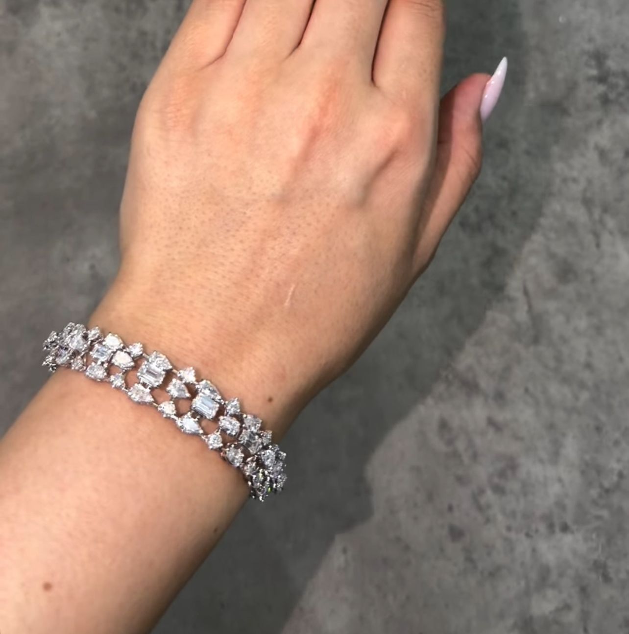 Pear And Emerald Elegant Bracelet (Arjs4029)