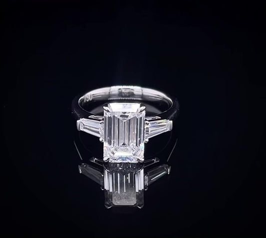 3CT EMERALD W/SIDE TUPPER BAGUETTE DIAMOND RING (LARJS3527)